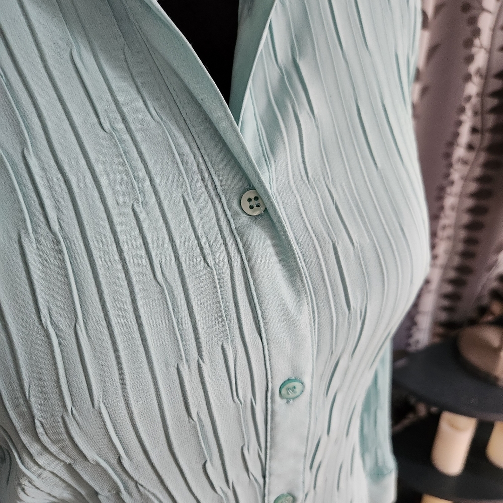 Button up top - Picture 2 of 4